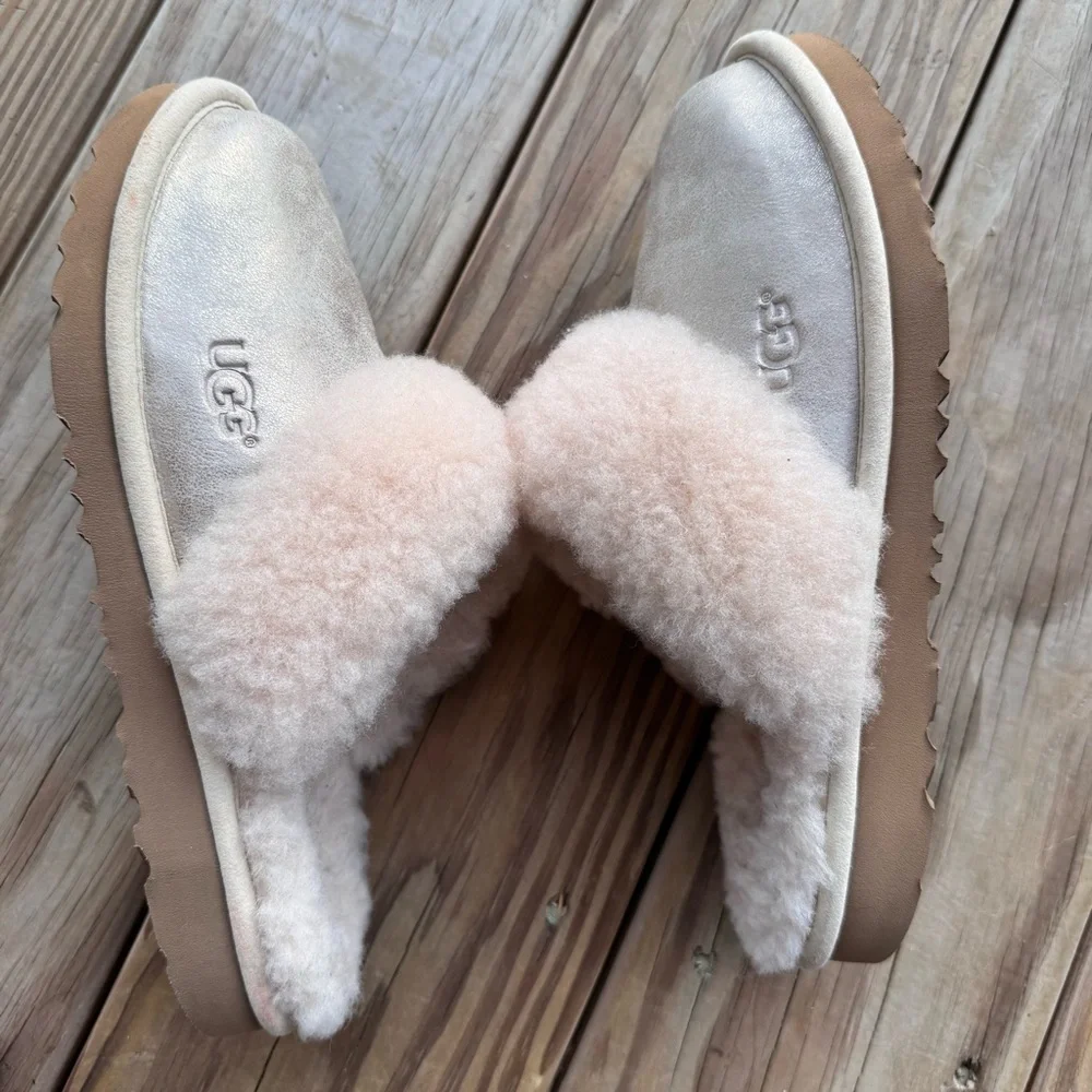 UGG Cozy II Metallic Slippers gold big kid 5 / women’s 7